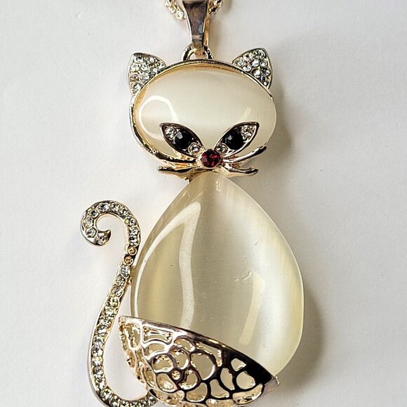 Cat Shaped Crystal Pendant - Picture 3 of 12